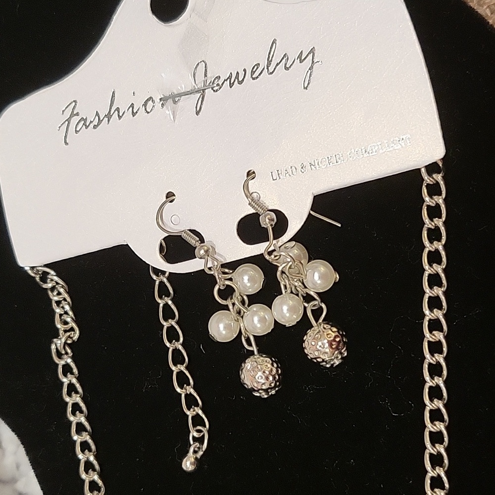Necklace & Earrings - Picture 4 of 9
